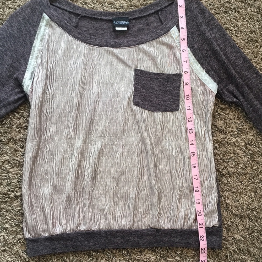Long sleeve top with shiny pattern